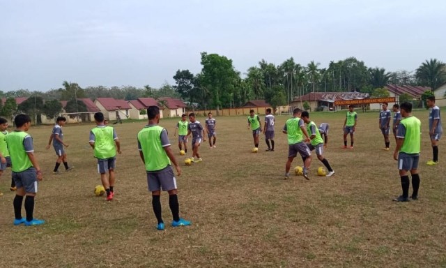 Pemain tim sepak bola Aceh melakukan latihan ringan di lapangan Brimob jelang mengadapi Bengkulu pada partai final Porwil X Sumatera 2019. Foto: Kiriman Muna