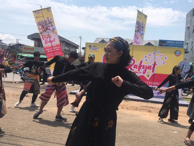 Tari Jepin Langkah Bujur Serong yang ditampilkan dalam Festival Pasar Rakyat Kote Pontianak 2019. Foto: Teri/Hi!Pontianak