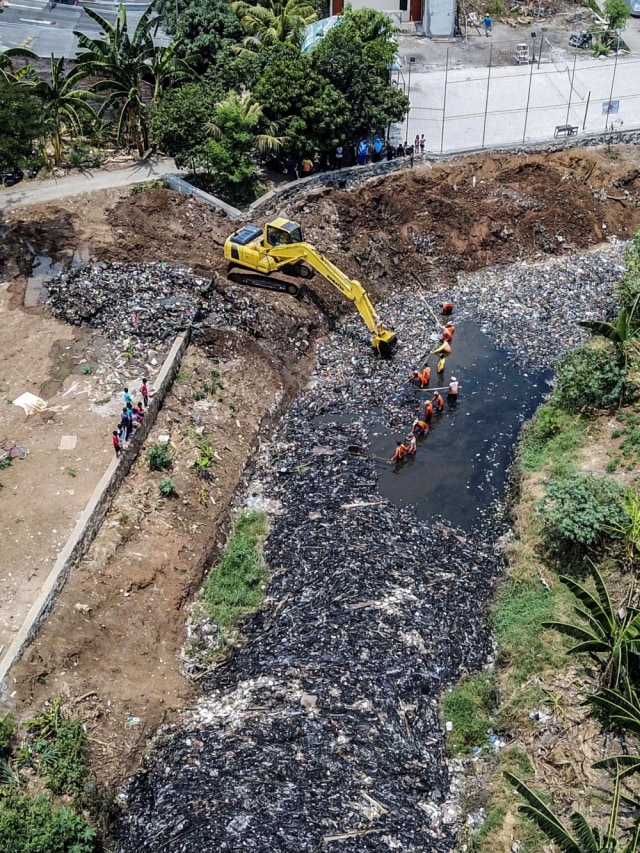 Foto udara proses pengangkatan sampah menggunakan alat berat eskavator di Aliran Kali Jambe, Tambun, Kabupaten Bekasi, Jawa Barat, Sabtu (2/11/2019). Foto: ANTARA FOTO/Fakhri Hermansyah