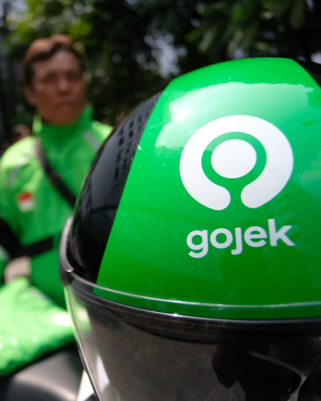Logo baru Gojek di helm milik mitra pengemudi. Foto: Dok. Gojek