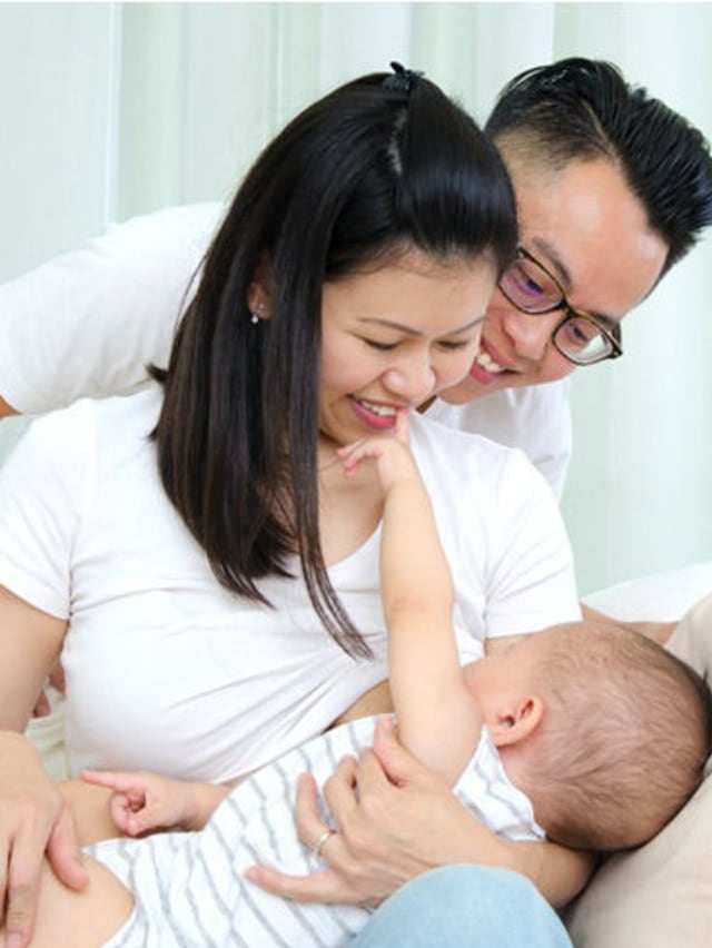 Ilustrasi bonding ayah ketika bayi menyusu. Foto: Shutterstock