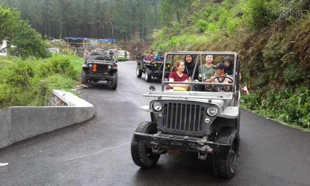 Berwisata Sambil Menyusuri Lereng Gunung Slamet dengan Jeep Willys |  kumparan.com