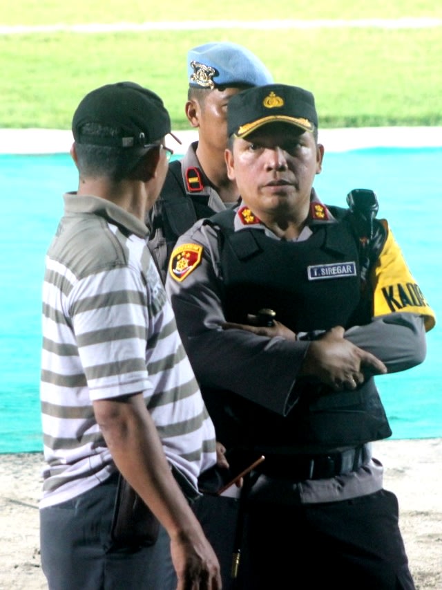 Pengamanan polisi saat laga sepakbola Shopee Liga 1 antara Kalteng Putra vs Persib Bandung, Sabtu (2/11/2019). Foto: Dok. Polresta Palangka Raya