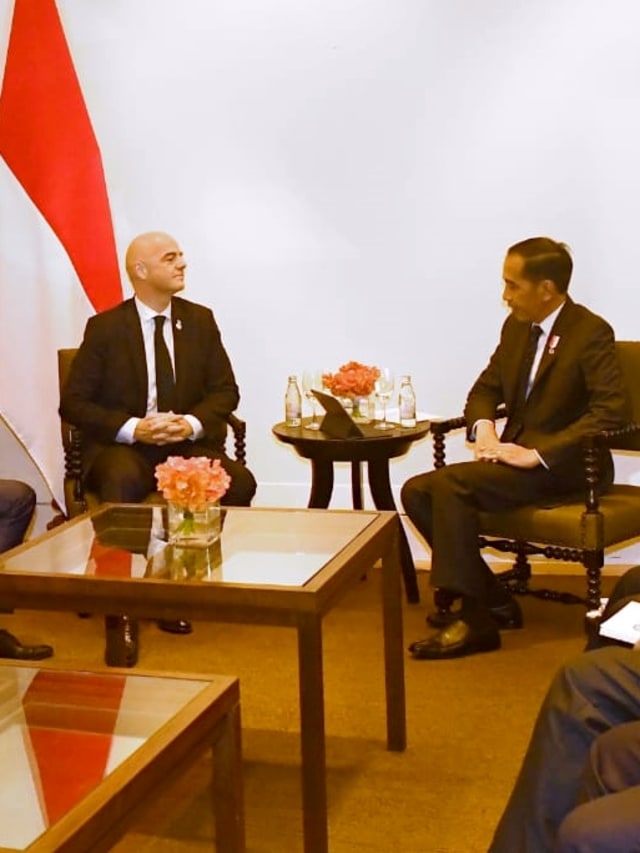 Presiden Joko Widodo melakukan pertemuan bilateral dengan Presiden FIFA Gianni Infantino di Hotel Grand Hyatt Erawan, Bangkok, Sabtu (2/11/2019). Foto: Foto: Rusman - Biro Pers Sekretariat Presiden