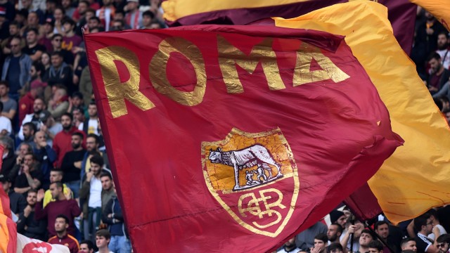 Bendera AS Roma berkibar di Stadio Olimpico. Foto: REUTERS/Alberto Lingria