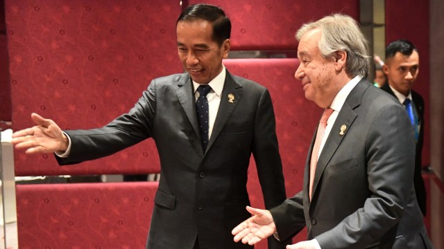 Presiden Joko Widodo (kiri) menyambut kedatangan Sekjen PBB Antonio Guterres sebelum pertemuan bilateral di sela-sela KTT ke-35 ASEAN di Bangkok, Thailand.  Foto: ANTARA FOTO/Akbar Nugroho Gumay