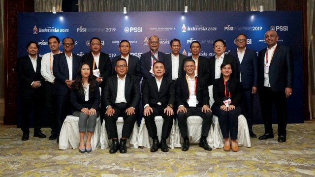 Komite Eksekutif PSSI periode 2019-2023 berfoto bersama usai Kongres PSSI di Jakarta, Sabtu (2/11/2019)
 Foto: Fanny Kusumawardhani/kumparan