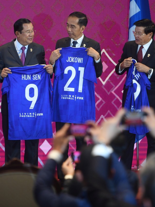 Presiden Joko Widodo (ketiga kanan) bersama kepala negara dan kepala pemerintahan negara-negara ASEAN menunjukkan kaos sepak bola (jersey) bertuliskan namanya masing-masing. Foto: ANTARA FOTO/Akbar Nugroho Gumay