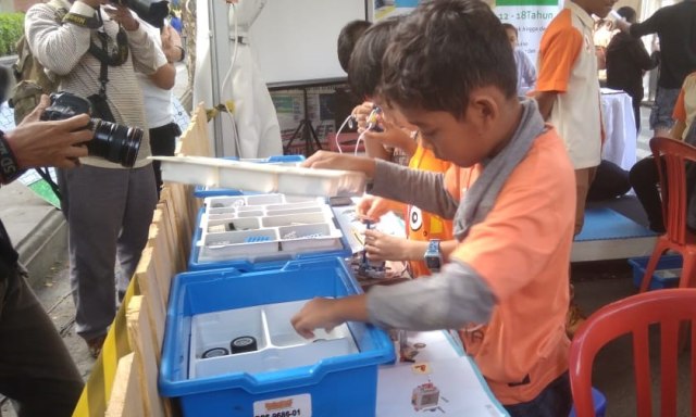 Anak-anak asyik merakit robot dalam lomba di ajang Denpasar Teknologi Informasi dan Komunikasi (DTIK) Festival 2019 (kanalbali/KR13)