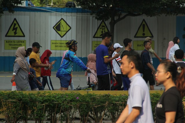 Masyarakat melewati trotoar di kawasan Bundaran Hotel Indonesia yang bebas pedagang kaki lima (PKL) selama Car Free Day, Minggu (3/11/2019). Foto: Nugroho Sejati/kumparan