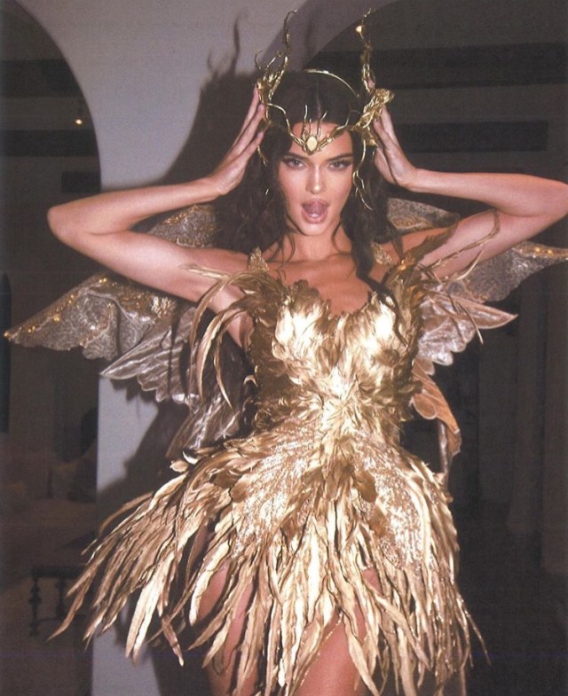 Kendall Jenner mengenakan hiasan kepala hasil rancangan desainer Indonesia, Rinaldy A. Yunardi. Foto: Instagram/@kendalljenner