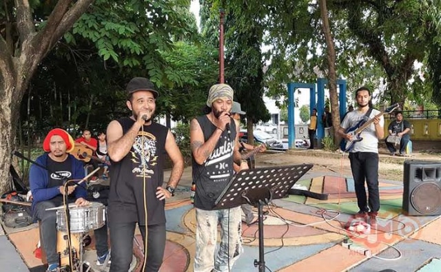 Komunitas musik sedang bernyanyi di area Taman Pattimura Ambon . Dok : AMO