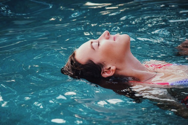 Ilustrasi perempuan berenang. Foto: Pixabay