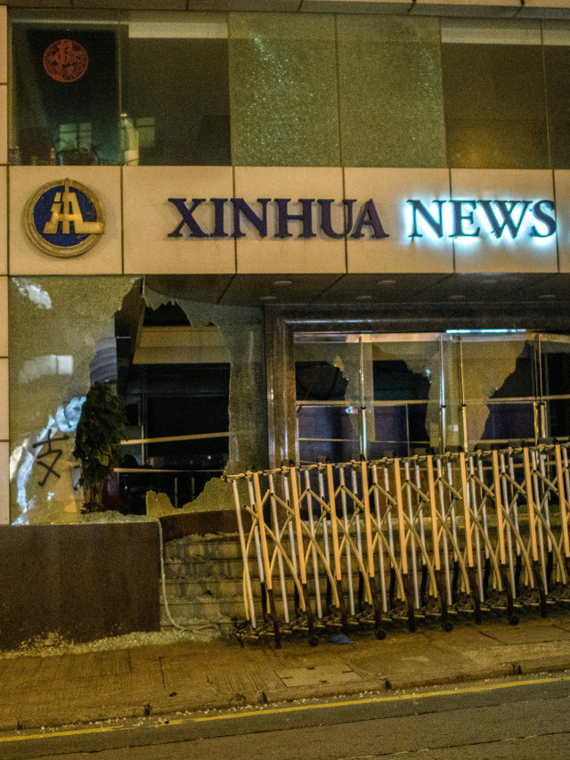 Kondisi Kantor Berita Xinhua China, setelah dirusak oleh pengunjuk rasa, di Hong Kong, Sabtu (2/11/2019). Foto: AFP/ANTHONY WALLACE
