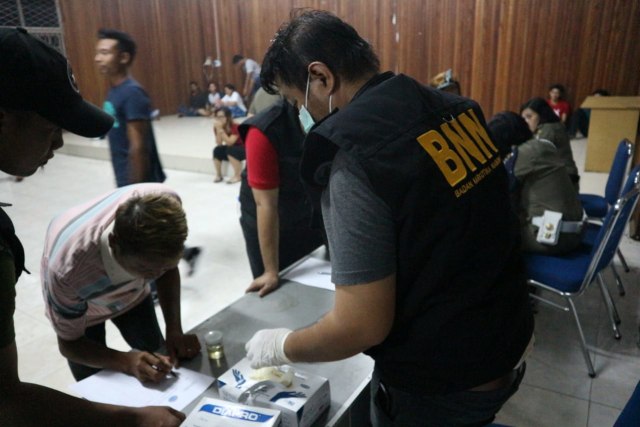 Satu warga yang terjaring operasi pekat positif mengonsumsi sabu seteleh dites urine oleh BNNK Sintang. Foto: Yusrizal/Hi!Pontianak