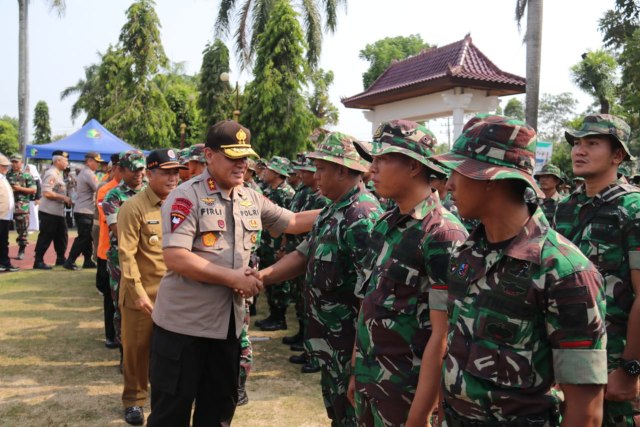 Kapolda Sumsel, Irjen Pol Firli Bahuri saat apel konsolidasi pasukan BKO karhutla di OKI. (foto: istimewa)