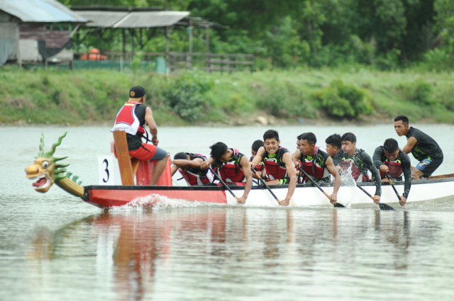 Potret Keseruan Lomba Dayung Perahu Naga Di Aceh | Kumparan.com