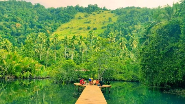 Sekelompok pemuda saat asik duduk-duduk di jembatan yang merupakan destinasi wisata alam Baho Pombine yang terletak di Desa Kolono, Kecamatan Bungku Timur, Kabupaten Morowali. Foto: Intan