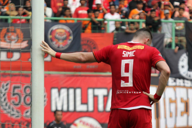 Pemain Persija, Marko Simic, saat pertandingan Liga 1 2019 antara Persija Jakarta vs Tira-Persikabo di Stadion Patriot Chandrabaga, Bekasi, Minggu (3/11). Foto: Nugroho Sejati/kumparan