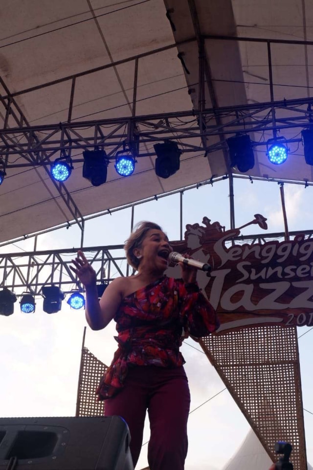 Ruth Sahanaya tampil di acara Senggigi Sunset Jazz 2019, Minggu (3/11). Foto: DN Mustika Sari/kumparan