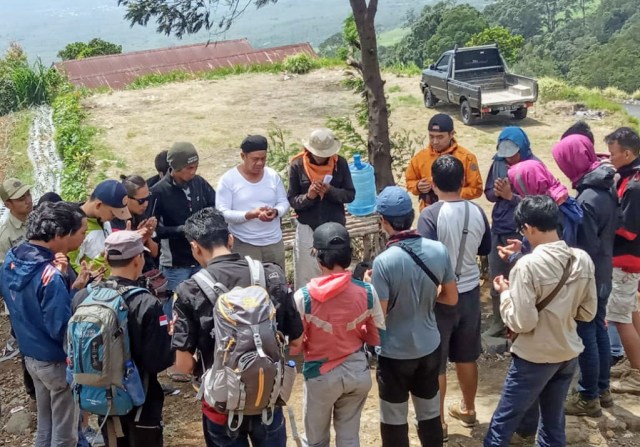 Relawan saat memanjatkan doa sebelum melaukan proses evakuasi terhadap kedua jenazah yang ditemukan di kawah Gunung Dempo. (foto: Dok. Wanadri)