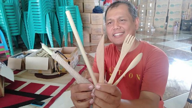 Joko Prayitno, pembuat sedotan berbahan dasar dari bambu. (Fernando Fitusia)