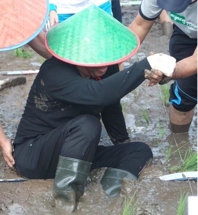 Gubernur Kalbar, Sutarmidji berkubang dengan lumpur. Foto: Instagram @bang.midji