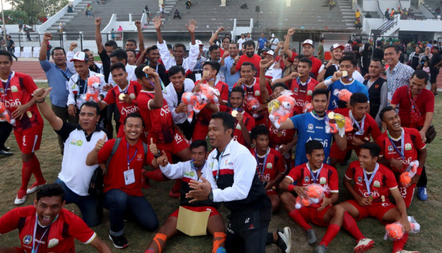 Tim sepak bola Aceh bergembira usai meraih medali emas cabang olahraga sepak bola Porwil X Sumatera 2019 di Bengkulu, Minggu (3/11). Foto: Dok. KONI Aceh