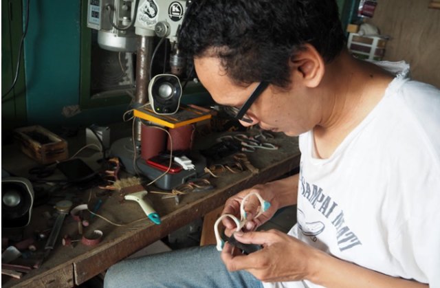 Aidi Saputra tengah membuat kacamata buatan tangan | Photo by Karja (Risky)