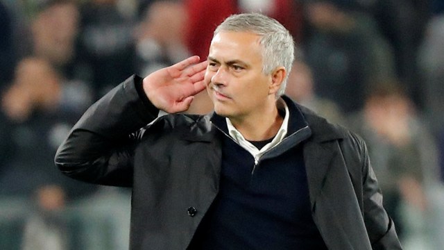 Gestur nyeleneh Jose Mourinho. Foto: Stefano Rellandini/Reuters