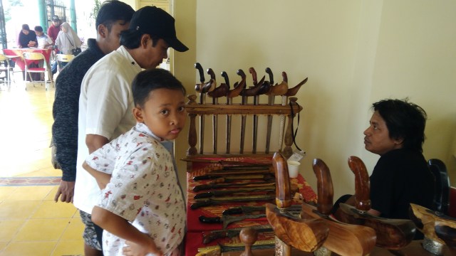 Pengunjung sedang menyaksikan pameran keris di Museum Sonobuyoyo, Minggu (3/11). foto: Gery