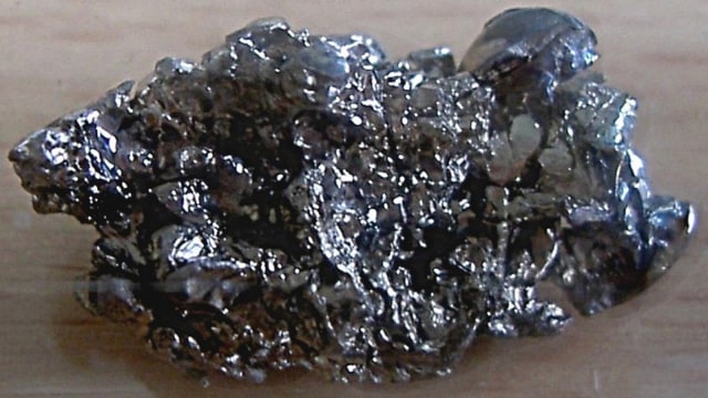 Barium_unter_Argon_Schutzgas_Atmosphäre.jpg