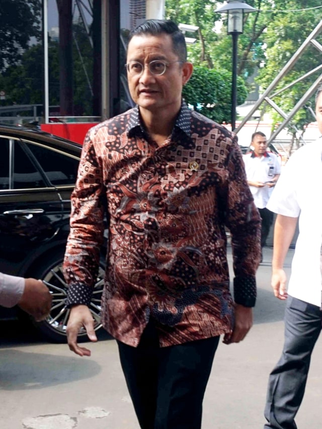 Menteri Sosial RI, Juliari Batubara, tiba di Gedung KPK, Jakarta, Senin (4/11/2019).
 Foto: Irfan Adi Saputra/kumparan