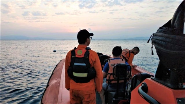 Basarnas melakukan pencarian terhadap 4 WNA China yang hilang saat menyelam di perairan Banten. Foto: Dok ist