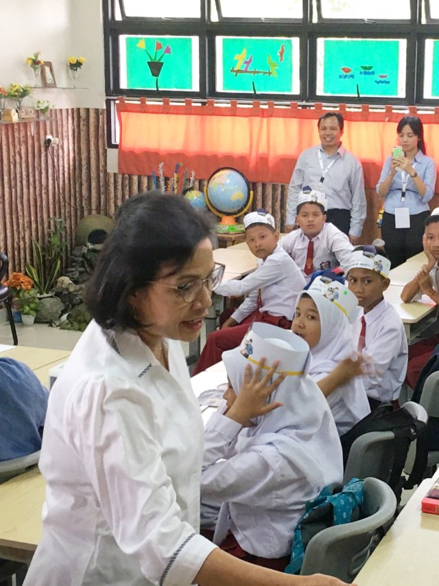 Menteri Keuangan Sri Mulyani mengajar di SDN Kenari 01 Jakarta, Senin (4/11/2019). Foto:  Nicha Muslimawati/kumparan