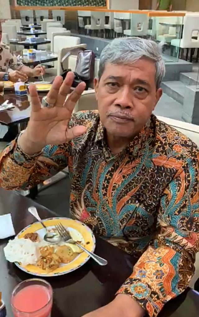 Potongan Video Bupati Lampung Tengah Loekman Djoyosoemarto sedang menyantap sarapan di salah satu hotel di Jakarta, Senin (4/11) | Foto : Ist.
