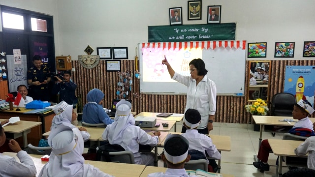 Menteri Keuangan Sri Mulyani saat mengajar di SD Negeri 1 Kenari, Jakarta Pusat, Senin (4/11/2019). Foto: Nugroho Sejati/kumparan