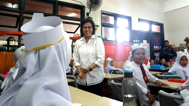 Menteri Keuangan Sri Mulyani berbincang dengan para siswa saat mengajar di SD Negeri 1 Kenari, Jakarta Pusat, Senin (4/11/2019). Foto: Nugroho Sejati/kumparan