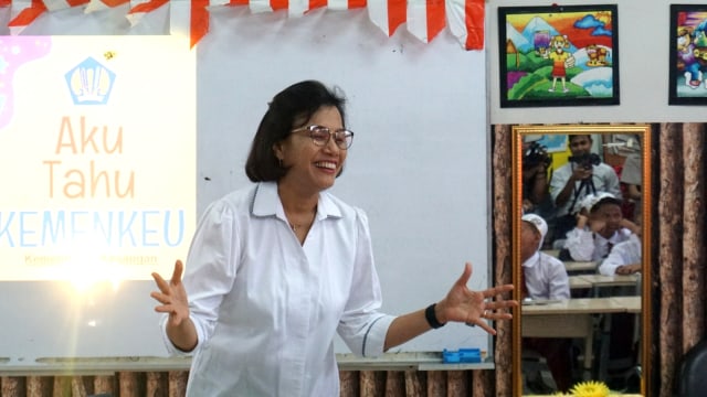 Menteri Keuangan Sri Mulyani memberi penjelasan kepada para siswa saat mengajar di SD Negeri 1 Kenari, Jakarta Pusat, Senin (4/11/2019). Foto: Nugroho Sejati/kumparan