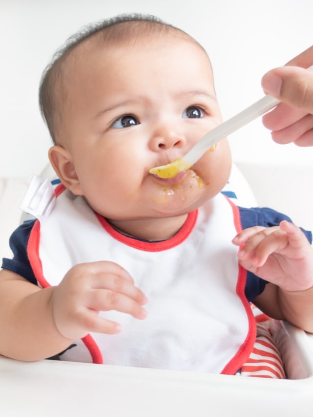 bayi makan pakai celemek Foto: Shutterstock