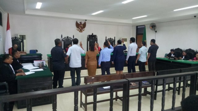 Tujuh saksi saat bersumpah sebelum memberikan keterangan kesaksian dalam lanjutan sidang perkara dugaan korupsi proyek NTT Fair dengan terdakwa Yulia Afra,Senin (4/1) di Pengadilan Tipikor Kupang. Foto: Tommy Aquiono. 