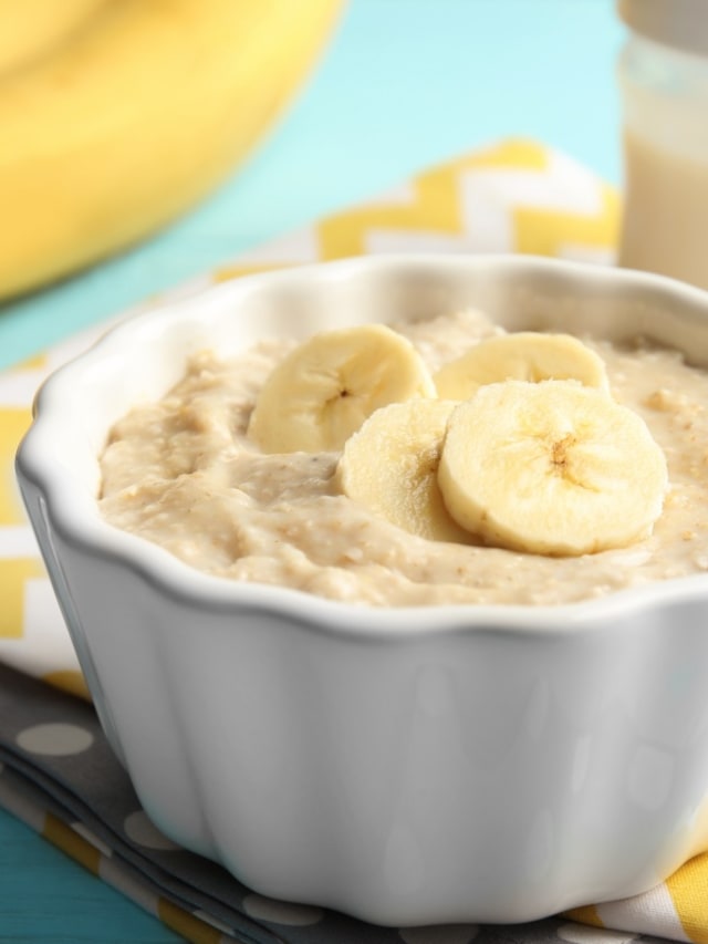 makanan bayi / MPASI : bubur pisang oatmeal - POTRAIT Foto: Shutterstock