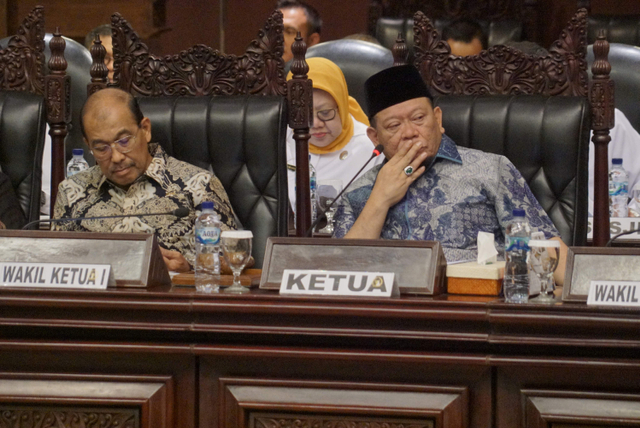 Ketua DPD RI La Nyalla Mattalitti (kanan) saat memimpin sidang paripurna luar biasa DPD RI ke-1 di komplek Parlemen Senayan, Jakarta, Senin (4/11/2019). Foto: Helmi Afandi Abdullah/kumparan