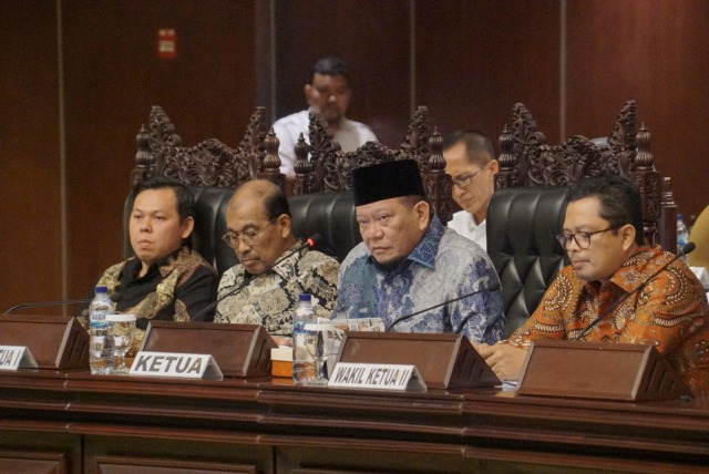 Ketua DPD RI La Nyalla Mattalitti (kedua kanan) saat memimpin sidang paripurna luar biasa DPD RI ke-1 di komplek Parlemen Senayan, Jakarta, Senin (4/11/2019). Foto: Helmi Afandi Abdullah/kumparan