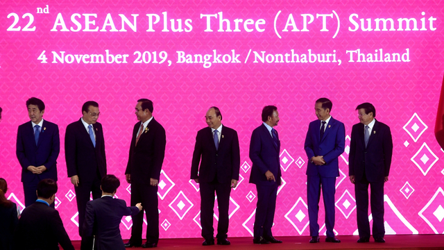 Presiden Joko Widodo (kedua kanan) pada KTT ke-22 ASEAN Plus Three (APT) di Bangkok, Thailand, Senin (4/11/2019). Foto: ANTARA FOTO/Akbar Nugroho Gumay
