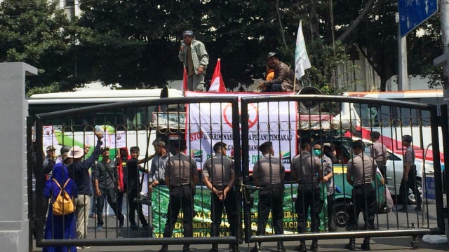 Protes Cukai Rokok Naik, Petani Tembakau Demo di Kantor Sri Mulyani (323403)