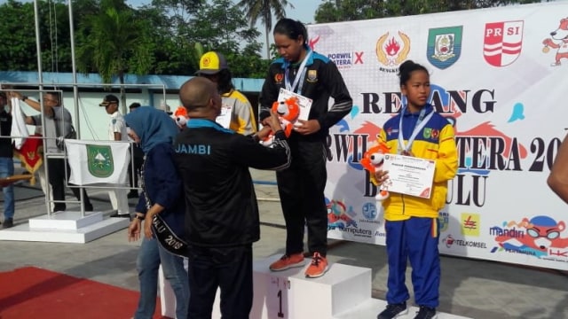 Perenang Jambi Aura FilzaniFitri Lubis meraih medali emas. Foto: ist