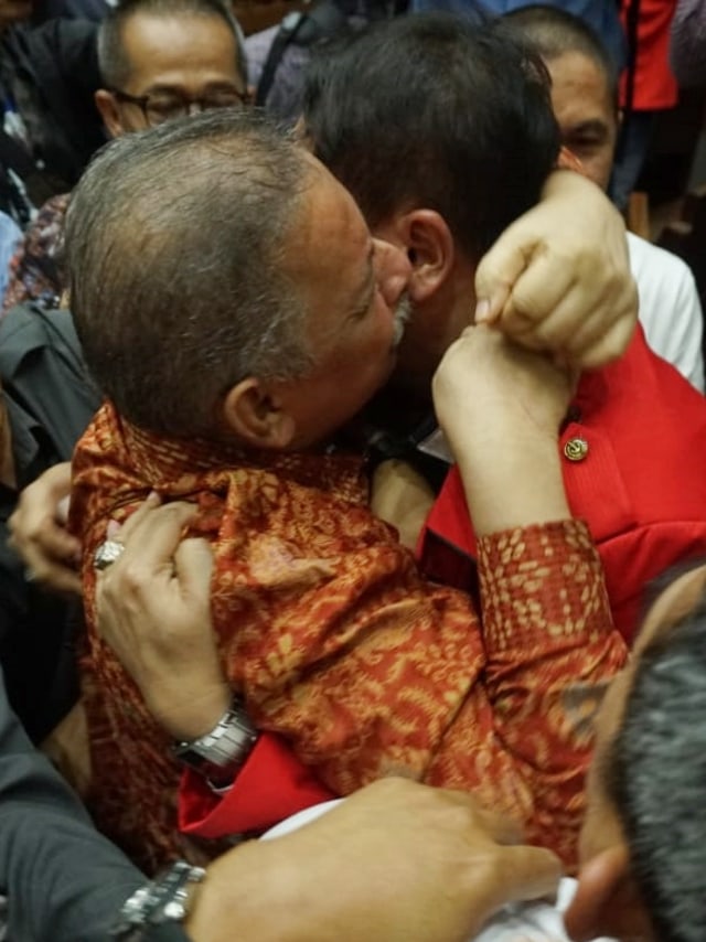 Sofyan Basir memeluk kerabat usai divonis bebas di pengadilan Tipikor, Jakarta, Senin (4/11). Foto: Irfan Adi Saputra/kumparan