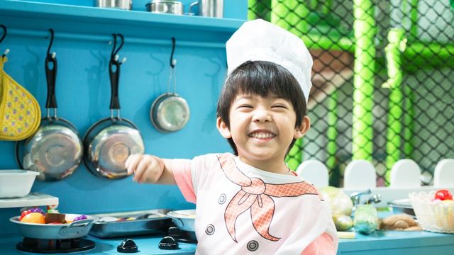 Anak main masak-masakan. Foto: Shutterstock