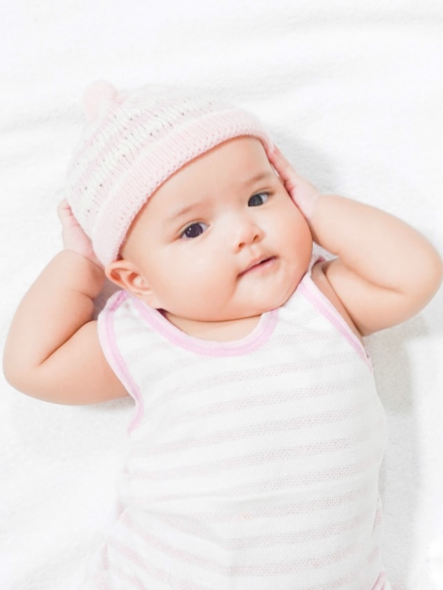 bayi pakai topi Foto: Shutterstock